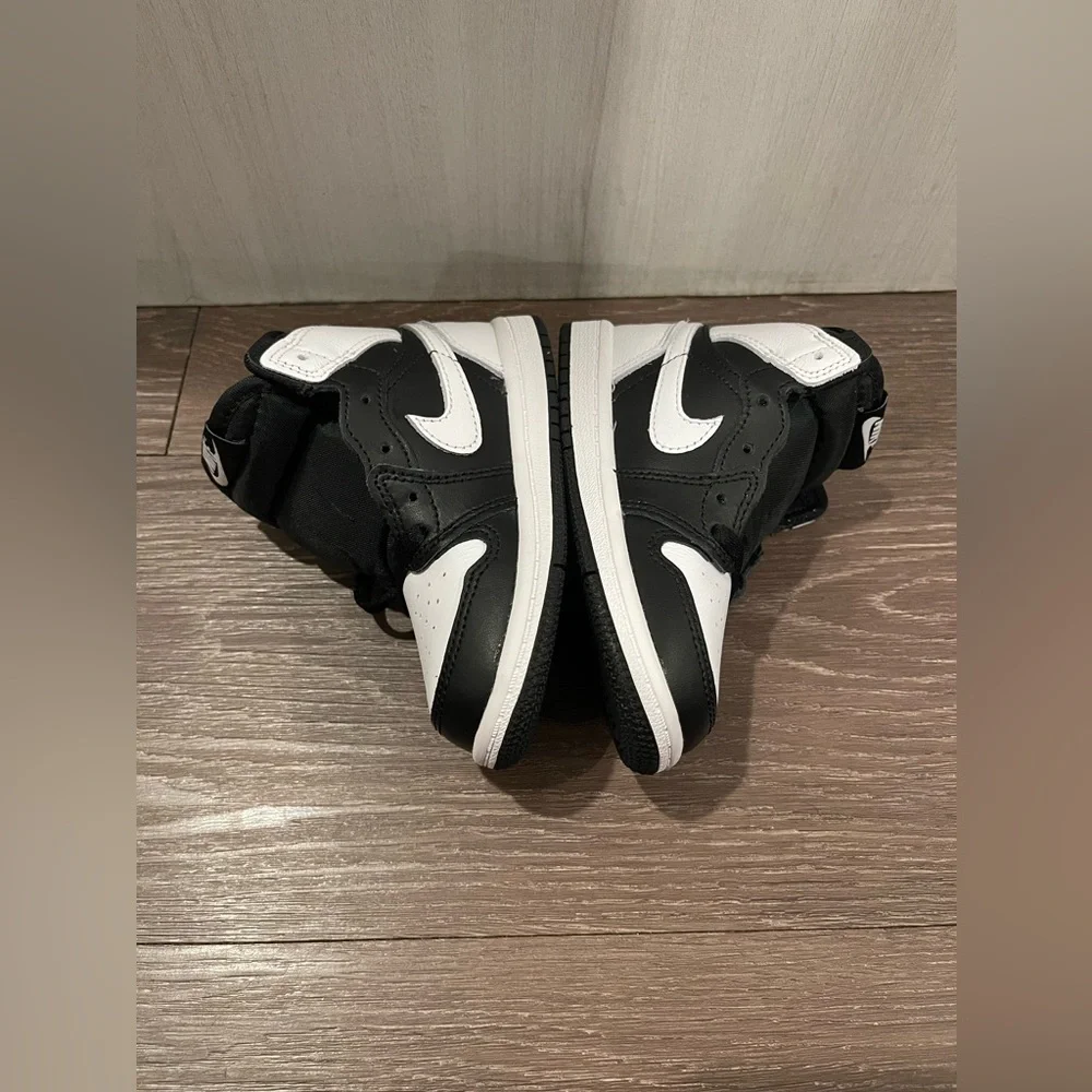 Jordan 1 Retro High OG Black White (TD) - Picture 8 of 9
